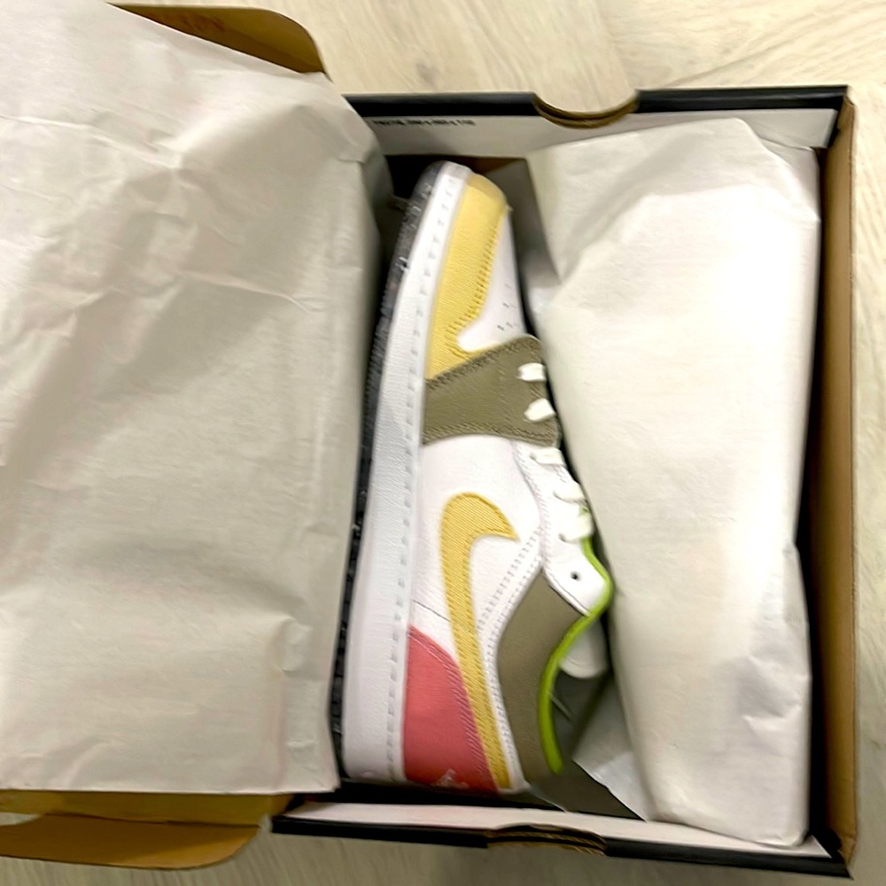Nike Jordan 1 Low SE (GS) size 7y